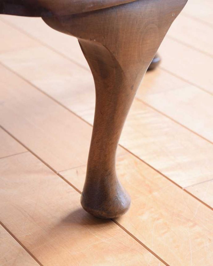 アンティークのキャビネット　アンティーク家具　英国輸入のキラッと輝くシルバーの装飾が美しいアンティークガラスキャビネット。女性１人でもラクに運べちゃうヒミツHandleのアンティークは、脚の裏にフェルトキーパーをお付けしているので、床を滑らせれば女性でも移動がカンタンに出来ます！。(k-2148-f)