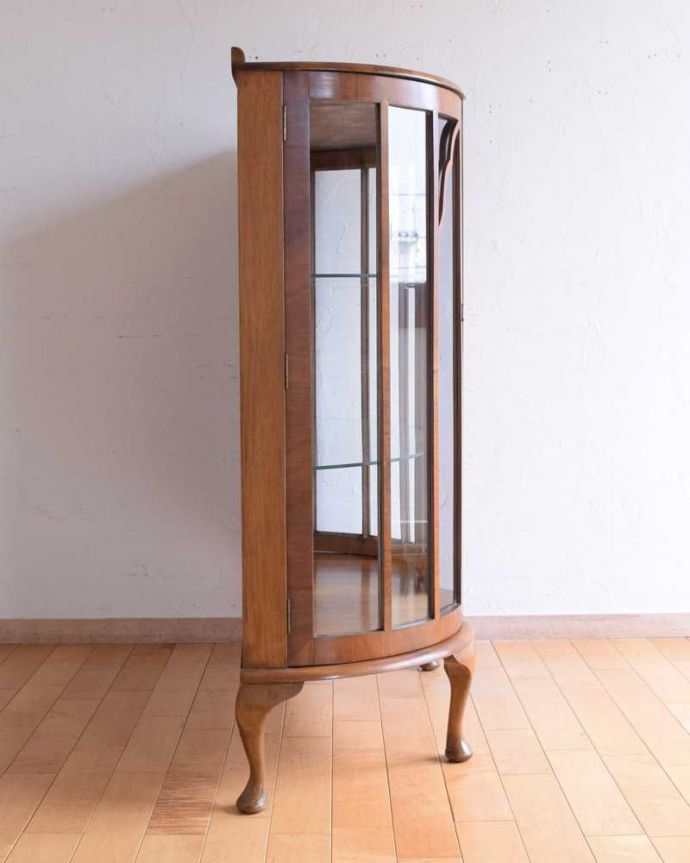 アンティークのキャビネット　アンティーク家具　英国輸入のキラッと輝くシルバーの装飾が美しいアンティークガラスキャビネット。サイドからもたっぷりの光背板の部分以外は全てガラス。(k-2148-f)