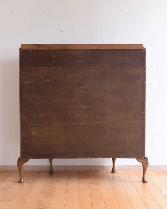 アンティークのキャビネット　アンティーク家具　英国輸入のキラッと輝くシルバーの装飾が美しいアンティークガラスキャビネット。キレイに修復しました！アンティークは新品ではないので、経年変化によるキズはありますが、専門の職人がキレイにお直しをしているので、後ろ姿もキレイです。(k-2148-f)