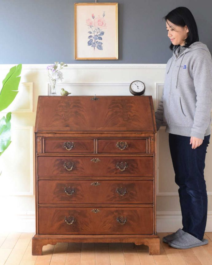 ビューロー　アンティーク家具　書斎で使えるアンティーク家具、お洒落な英国のビューロー（デスク）。1台でチェストとデスク両方使える便利な家具扉を倒すとあっという間にデスクになっちゃうビューロー。(k-2149-f)