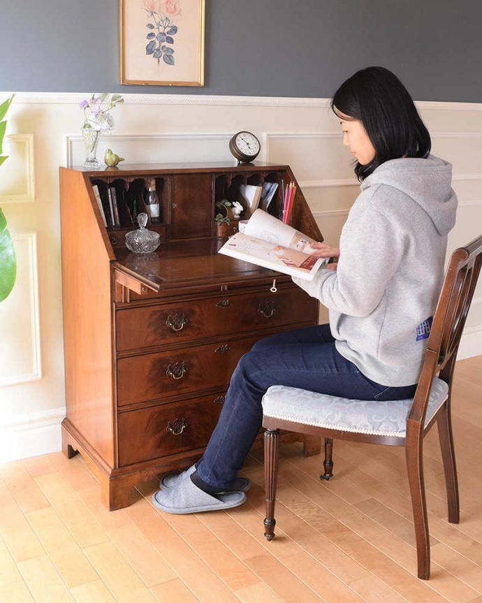 ビューロー　アンティーク家具　書斎で使えるアンティーク家具、お洒落な英国のビューロー（デスク）。あっという間に自分だけのデスクビューロー部分の扉を前に開くとデスクになっちゃう便利さ。(k-2149-f)