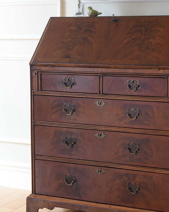 ビューロー　アンティーク家具　書斎で使えるアンティーク家具、お洒落な英国のビューロー（デスク）。アンティークだから手に入る木目の美しさ高級な木材の木目が美しい部分だけを使って造られたビューローは木目自体が装飾。(k-2149-f)