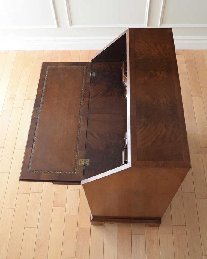 ビューロー　アンティーク家具　書斎で使えるアンティーク家具、お洒落な英国のビューロー（デスク）。気になるデスクの天板やっぱりデスクで一番気になるのが天板。(k-2149-f)