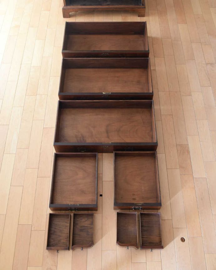 ビューロー　アンティーク家具　書斎で使えるアンティーク家具、お洒落な英国のビューロー（デスク）。普段の主役は収納たっぷりのチェストデスクとして使わない時も、たっぷりの引き出し収納が付いたビューローはチェストとして使えます。(k-2149-f)