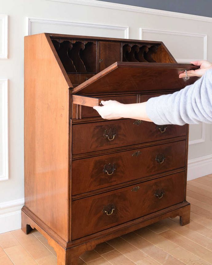 ビューロー　アンティーク家具　書斎で使えるアンティーク家具、お洒落な英国のビューロー（デスク）。あっという間に簡単デスクビューロー部分の扉を前に倒すだけで、デスクが登場！もちろん女性でも簡単です。(k-2149-f)