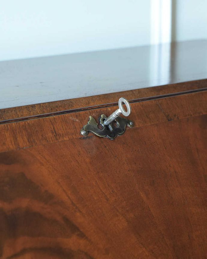 ビューロー　アンティーク家具　書斎で使えるアンティーク家具、お洒落な英国のビューロー（デスク）。ビューロー部分もカギで開け閉めデスクになる扉もカギで開け閉め出来るから、クルっと回す度になんだかワクワクしちゃうんです。(k-2149-f)