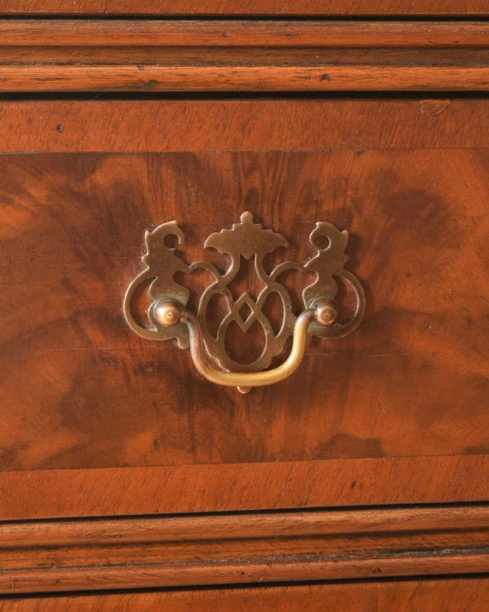 ビューロー　アンティーク家具　書斎で使えるアンティーク家具、お洒落な英国のビューロー（デスク）。いろんな場所にアンティークらしさ取っ手もアンティークらしいこだわったデザイン。(k-2149-f)