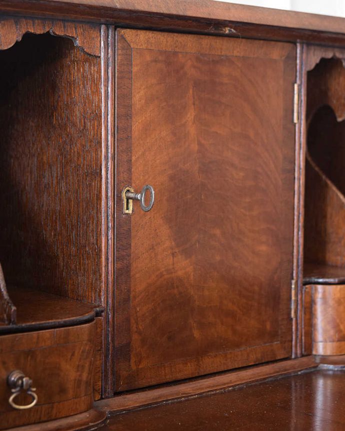 ビューロー　アンティーク家具　書斎で使えるアンティーク家具、お洒落な英国のビューロー（デスク）。大切なものも収納出来ますおとぎ話に出てくるような可愛いアンティークの鍵が付いています。(k-2149-f)