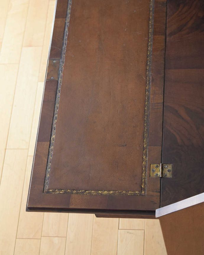 ビューロー　アンティーク家具　書斎で使えるアンティーク家具、お洒落な英国のビューロー（デスク）。デスクの天板を見てみると･･･気になる天板部分もキレイにお直ししました。(k-2149-f)
