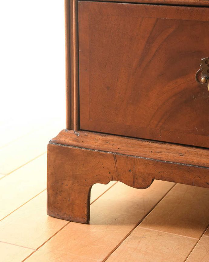 ビューロー　アンティーク家具　書斎で使えるアンティーク家具、お洒落な英国のビューロー（デスク）。女性１人でラクラ運べちゃうんですHandleのアンティークは、脚の裏にフェルトキーパーをお付けしています。(k-2149-f)