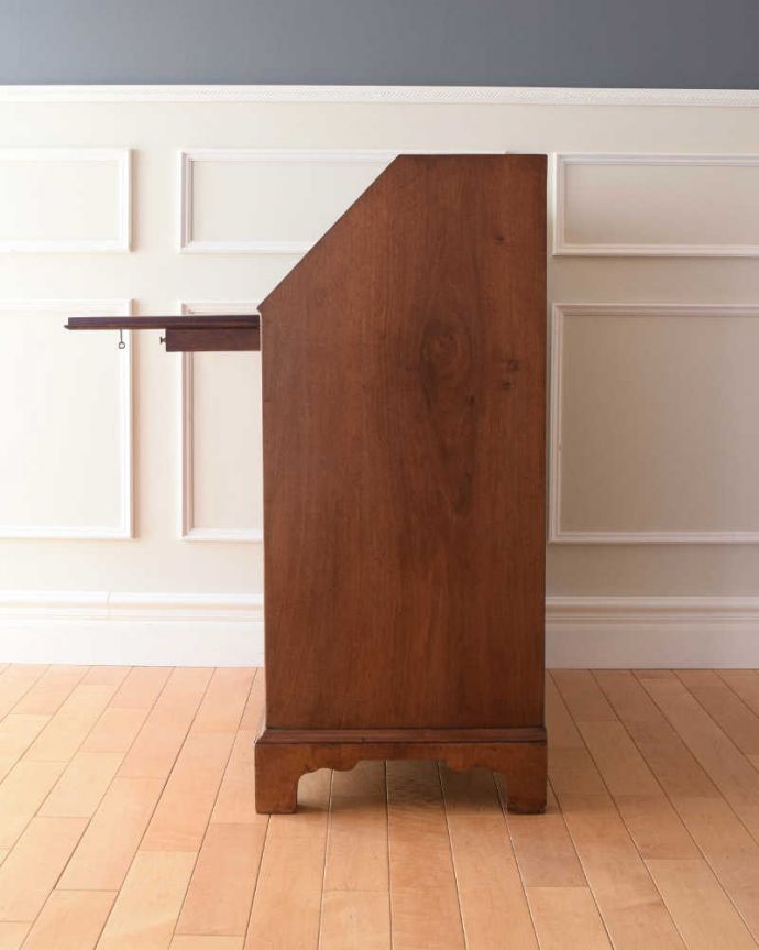 ビューロー　アンティーク家具　書斎で使えるアンティーク家具、お洒落な英国のビューロー（デスク）。横から見ても素敵なんですもちろん、横から見られてもいいようにキレイに仕上げてあります。(k-2149-f)