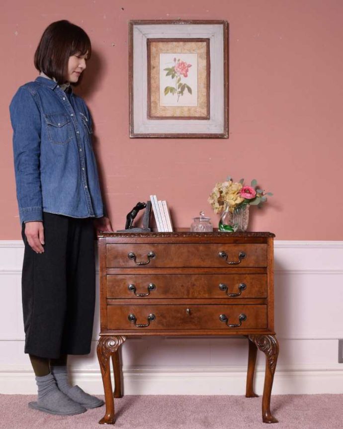 アンティークのチェスト　アンティーク家具　上品に佇む姿にうっとりする英国で出会ったアンティークのチェスト。大人の雰囲気漂う人気の英国チェストシンプルなデザインだからこそ木目の美しさが際立つチェスト。(k-2150-f)