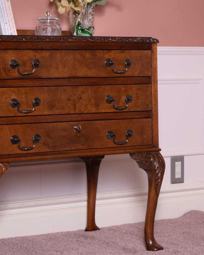 アンティークのチェスト　アンティーク家具　上品に佇む姿にうっとりする英国で出会ったアンティークのチェスト。アンティークだから手に入る質の良さ現代では手に入れることが出来ない質のいい素材が使われているのもアンティーク家具の特長。(k-2150-f)