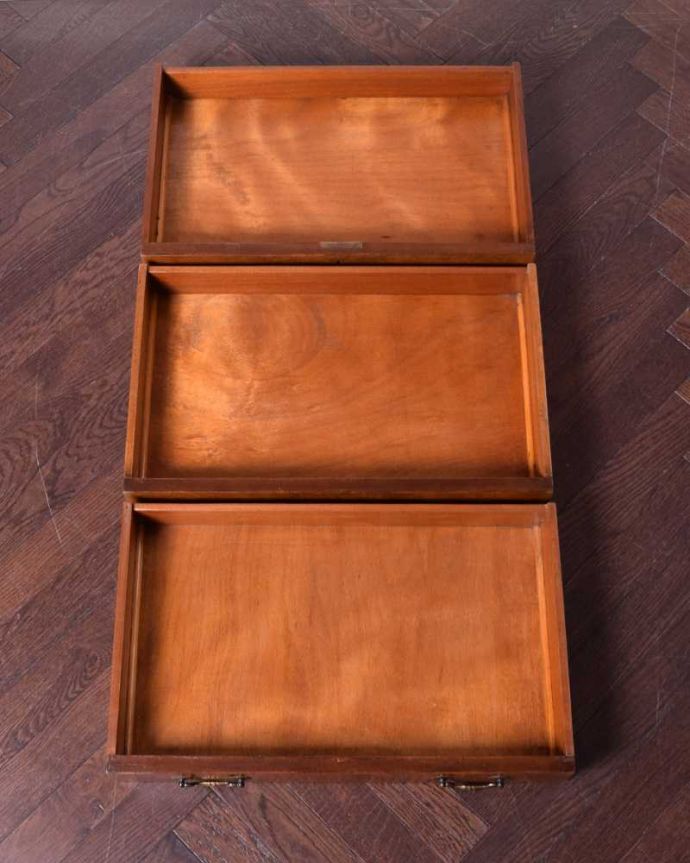 アンティークのチェスト　アンティーク家具　上品に佇む姿にうっとりする英国で出会ったアンティークのチェスト。引き出しの中もキレイに修復しましたお洋服を入れてもいいように、引き出しの中も専門の職人が時間をかけてしっかり修復しました。(k-2150-f)