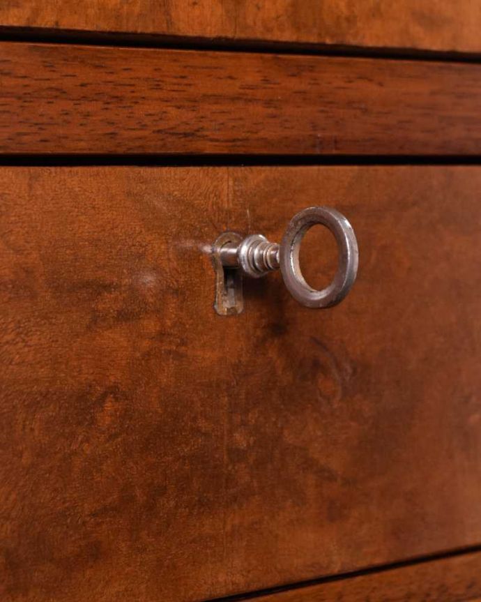 アンティークのチェスト　アンティーク家具　上品に佇む姿にうっとりする英国で出会ったアンティークのチェスト。大切なものも安心です引き出しにカギが付いているので、大切なものも収納することが出来ます。(k-2150-f)