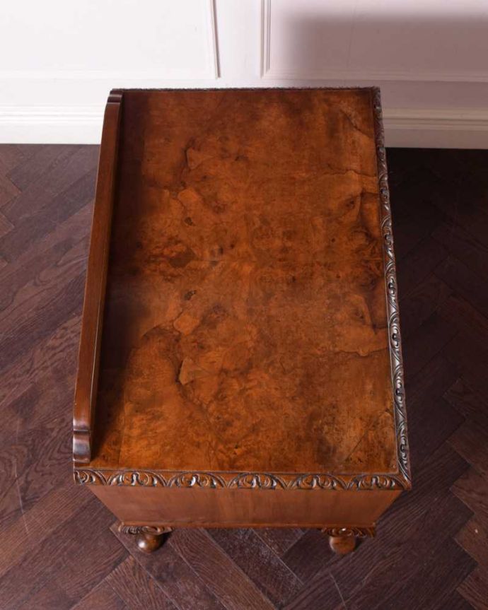 アンティークのチェスト　アンティーク家具　上品に佇む姿にうっとりする英国で出会ったアンティークのチェスト。ピカピカに仕上げましたHandleでは修復の時、天板の塗装も一度剥離してキレイに仕上げました。(k-2150-f)