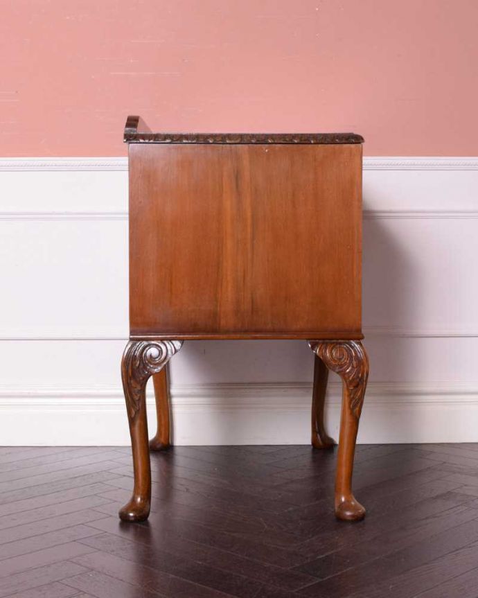 アンティークのチェスト　アンティーク家具　上品に佇む姿にうっとりする英国で出会ったアンティークのチェスト。横顔もキレイですどこから見られても絵になるスタイル。(k-2150-f)