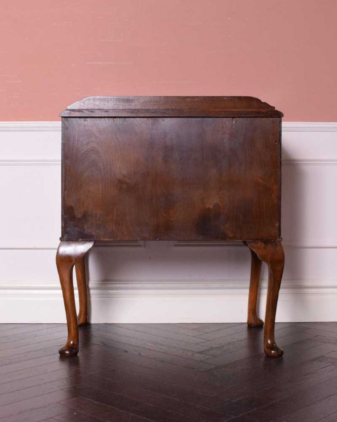 アンティークのチェスト　アンティーク家具　上品に佇む姿にうっとりする英国で出会ったアンティークのチェスト。後ろ姿も見て下さいアンティークは新品ではないので、もちろん経年変化によるキズはありますが、専門の職人が修復しました。(k-2150-f)