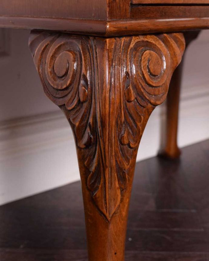 アンティークのチェスト　アンティーク家具　上品に佇む姿にうっとりする英国で出会ったアンティークのチェスト。惚れ惚れするような美しさとっても堅い無垢材に一体どうやって彫っていったんでしょう？アンティークらしく細かい彫りを眺めているだけでうっとりしてしまいます。(k-2150-f)