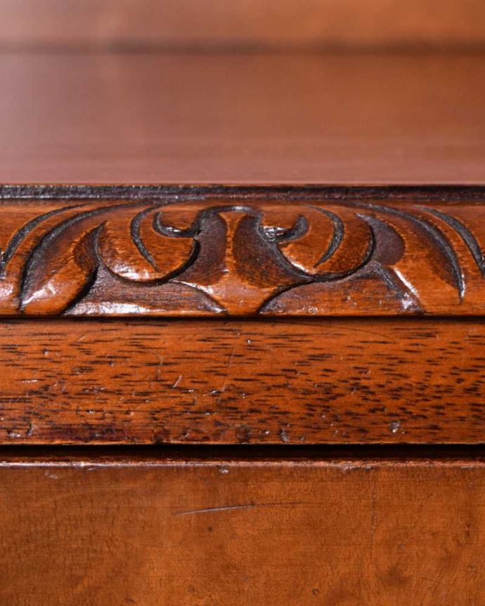 アンティークのチェスト　アンティーク家具　上品に佇む姿にうっとりする英国で出会ったアンティークのチェスト。いろんな場所にこだわり彫のデザインもいろいろです。(k-2150-f)
