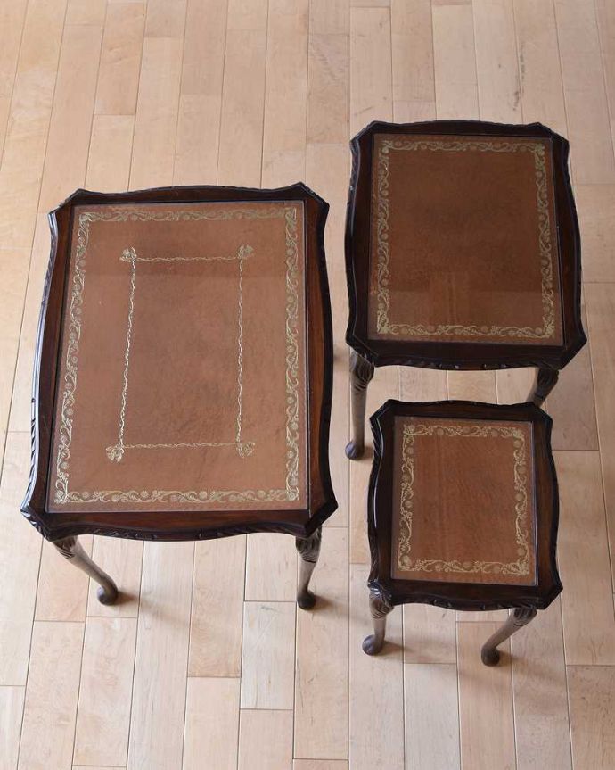 アンティークのテーブル　アンティーク家具　優雅な英国のアンティーク家具、ガラス付き天板のコーヒーテーブル（ネストテーブル）。3つを並べて上から見てみましょう大中小3つを並べてみると、こんな感じです。(k-2151-f)