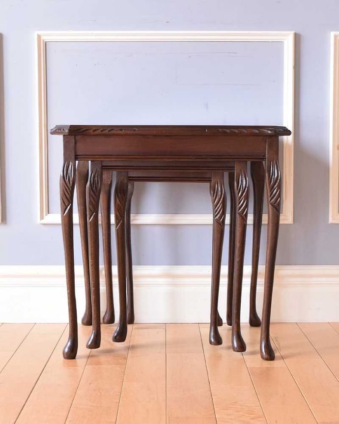 アンティークのテーブル　アンティーク家具　優雅な英国のアンティーク家具、ガラス付き天板のコーヒーテーブル（ネストテーブル）。横から見てみると･･･お揃いの脚が3つがキレイに重なって、とっても美しい横顔。(k-2151-f)