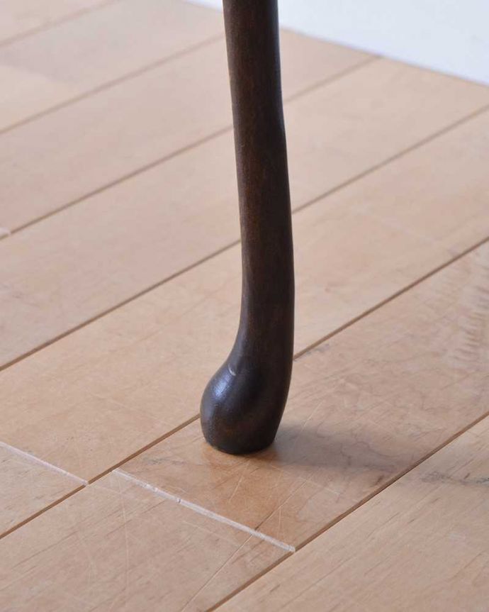 アンティークのテーブル　アンティーク家具　優雅な英国のアンティーク家具、ガラス付き天板のコーヒーテーブル（ネストテーブル）。持ち上げなくても移動できます！Handleのアンティークは、脚の裏にフェルトキーパーをお付けしていますので、床を滑らせてれば移動が簡単です。(k-2151-f)