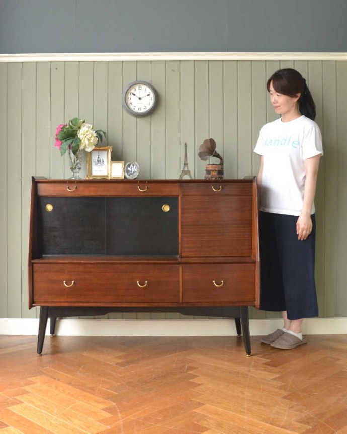 G-PLAN(Gプラン)　アンティーク家具　G-ＰＬＡＮのヴィンテージ家具、トラー＆ブラック（Tola＆Black）シリーズのサイドボード。人気のヒミツは北欧スタイルのデザインやっぱりスッキリとカッコイイ北欧デザインが人気のサイドボード。(k-2152-f)