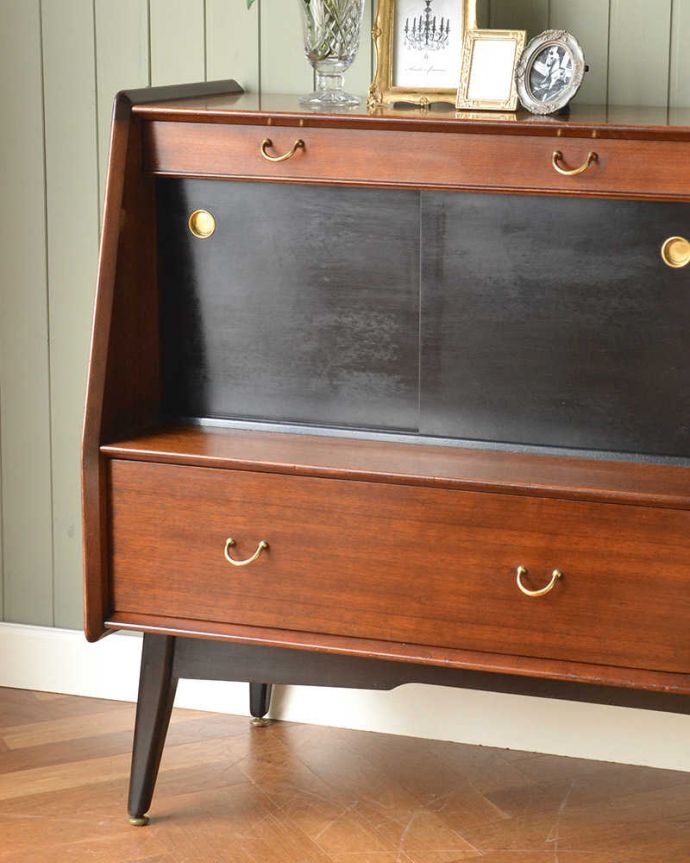 G-PLAN(Gプラン)　アンティーク家具　G-ＰＬＡＮのヴィンテージ家具、トラー＆ブラック（Tola＆Black）シリーズのサイドボード。ヴィンテージ家具らしいあたたかさ。(k-2152-f)