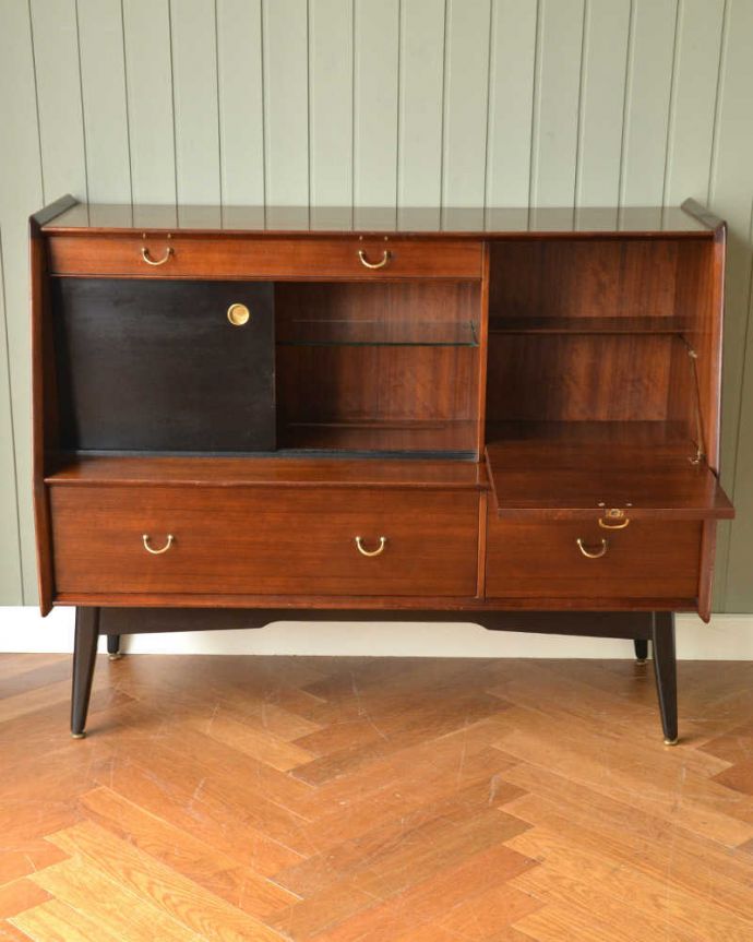 G-PLAN(Gプラン)　アンティーク家具　G-ＰＬＡＮのヴィンテージ家具、トラー＆ブラック（Tola＆Black）シリーズのサイドボード。扉の奥はたっぷり収納扉を開けると、中にはたっぷりの収納。(k-2152-f)