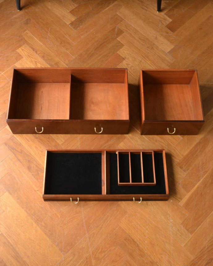 G-PLAN(Gプラン)　アンティーク家具　G-ＰＬＡＮのヴィンテージ家具、トラー＆ブラック（Tola＆Black）シリーズのサイドボード。キレイにお直ししました引き出しの中も修復の際、専門の職人がキレイにしました。(k-2152-f)