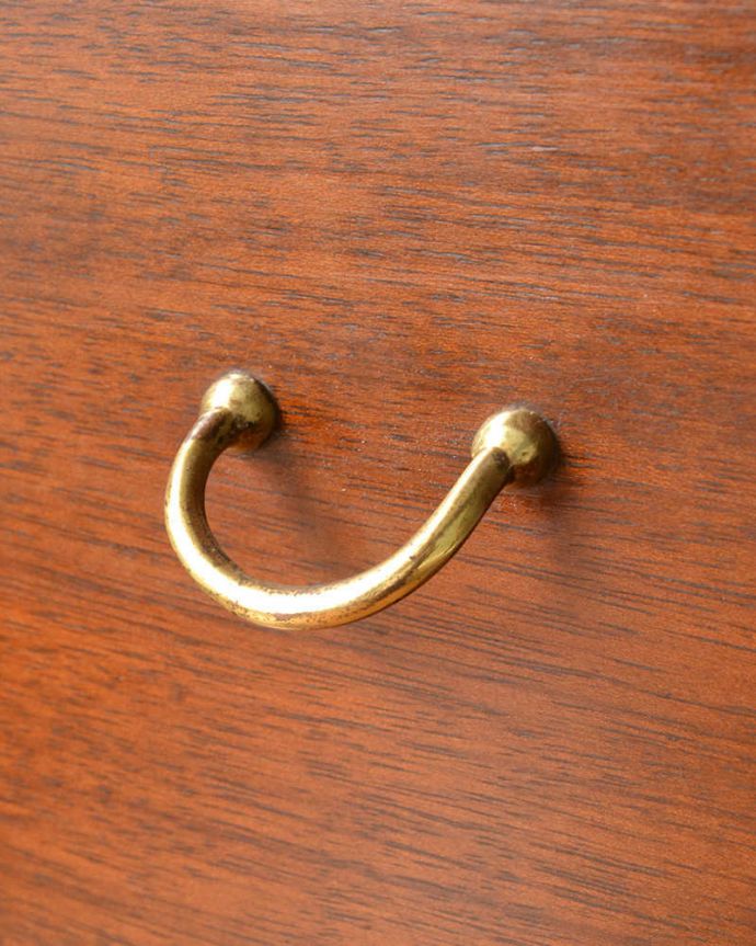 G-PLAN(Gプラン)　アンティーク家具　G-ＰＬＡＮのヴィンテージ家具、トラー＆ブラック（Tola＆Black）シリーズのサイドボード。扉の木目があたたかさを演出クールなデザインなのに、なんだかほっとするあたたかさ。(k-2152-f)