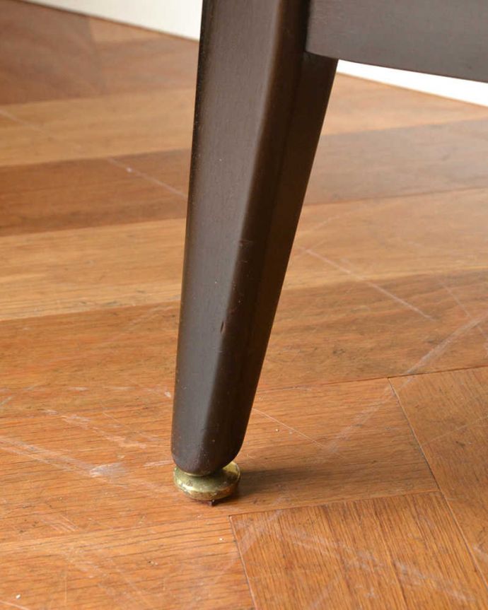 G-PLAN(Gプラン)　アンティーク家具　G-ＰＬＡＮのヴィンテージ家具、トラー＆ブラック（Tola＆Black）シリーズのサイドボード。スッキリとした脚の裏には…Handleの家具の脚裏にはフェルトキーパーをお付けしています。(k-2152-f)