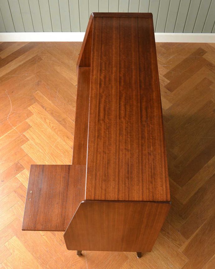 G-PLAN(Gプラン)　アンティーク家具　G-ＰＬＡＮのヴィンテージ家具、トラー＆ブラック（Tola＆Black）シリーズのサイドボード。天板の塗装もキレイに仕上げましたヴィンテージの家具は修復方法が様々。(k-2152-f)