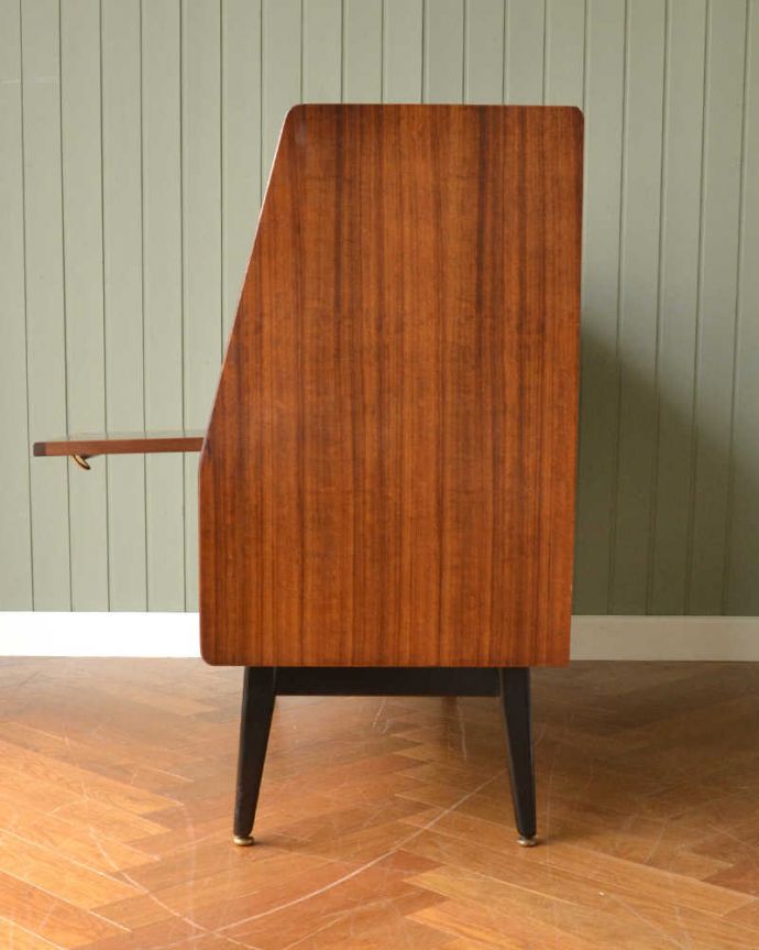 G-PLAN(Gプラン)　アンティーク家具　G-ＰＬＡＮのヴィンテージ家具、トラー＆ブラック（Tola＆Black）シリーズのサイドボード。横から見てもスッキリどこから見てもスッキリとしてステキなヴィンテージ。(k-2152-f)