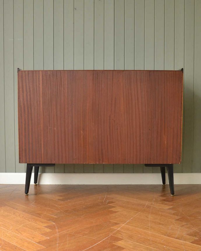G-PLAN(Gプラン)　アンティーク家具　G-ＰＬＡＮのヴィンテージ家具、トラー＆ブラック（Tola＆Black）シリーズのサイドボード。もちろん後ろ姿もキレイですビンテージは新品ではないので、もちろん経年変化によるキズはあります。(k-2152-f)