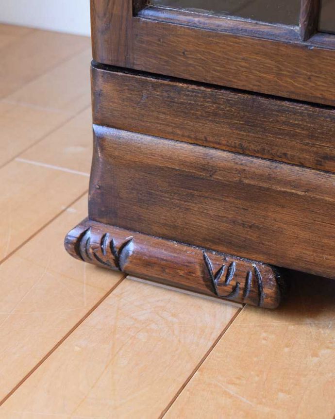 アンティークのキャビネット　アンティーク家具　お花の彫刻が華やか、英国の重厚なアンティークブックケース（ブックシェルフ）。女性１人でラクラク運べちゃうんですHandleのアンティークは、脚の裏にフェルトキーパーをお付けしています。(k-2153-f)