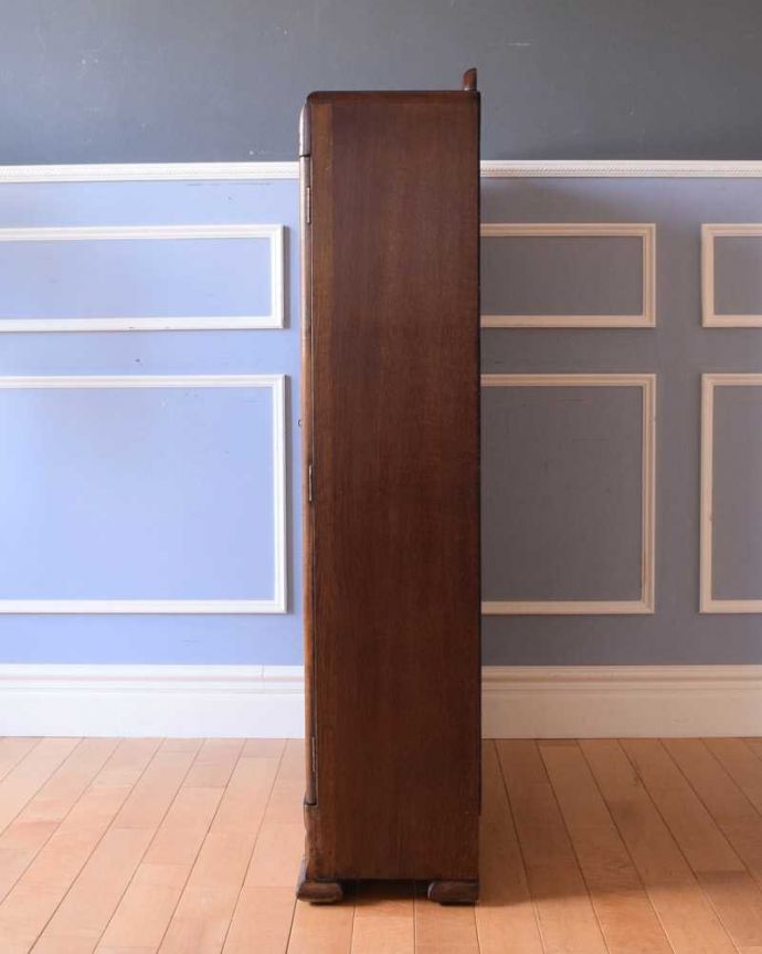 アンティークのキャビネット　アンティーク家具　お花の彫刻が華やか、英国の重厚なアンティークブックケース（ブックシェルフ）。横から見てもステキ横顔だって英国アンティークらしくカッコイイんです。(k-2153-f)