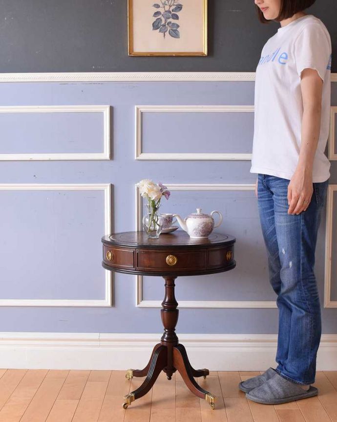 アンティークのテーブル アンティーク家具 マホガニー材の引き出し付きのドラムテーブル、英国輸入のアンティークの家具。太鼓のような丸い形が特長天板の部分が名前の通りドラムのような形をした丸い形のアンティークのテーブル。(k-2154-f)