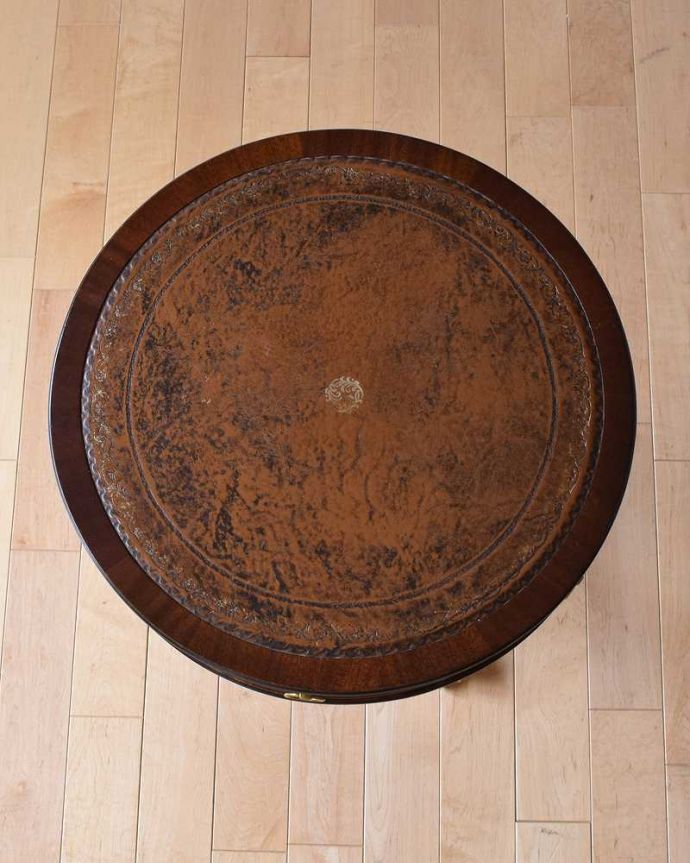 アンティークのテーブル アンティーク家具 マホガニー材の引き出し付きのドラムテーブル、英国輸入のアンティークの家具。上から見てみると・・・やっぱりテーブルは一番よく使う天板が気になります。(k-2154-f)