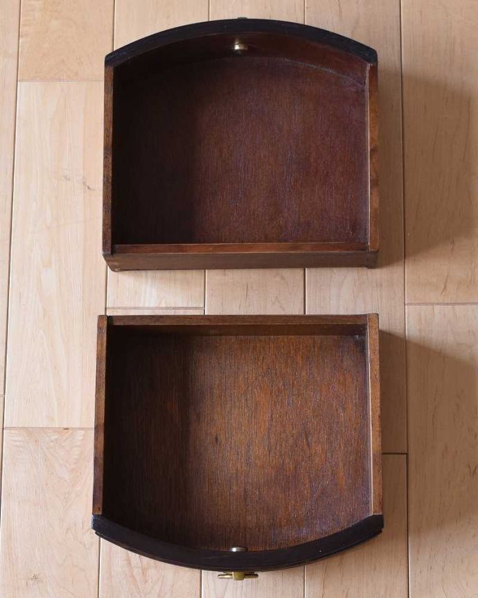 アンティークのテーブル アンティーク家具 マホガニー材の引き出し付きのドラムテーブル、英国輸入のアンティークの家具。引き出しの中もキレイですテーブルに付いた引き出しの中も、もちろん職人がしっかり修復しました。(k-2154-f)