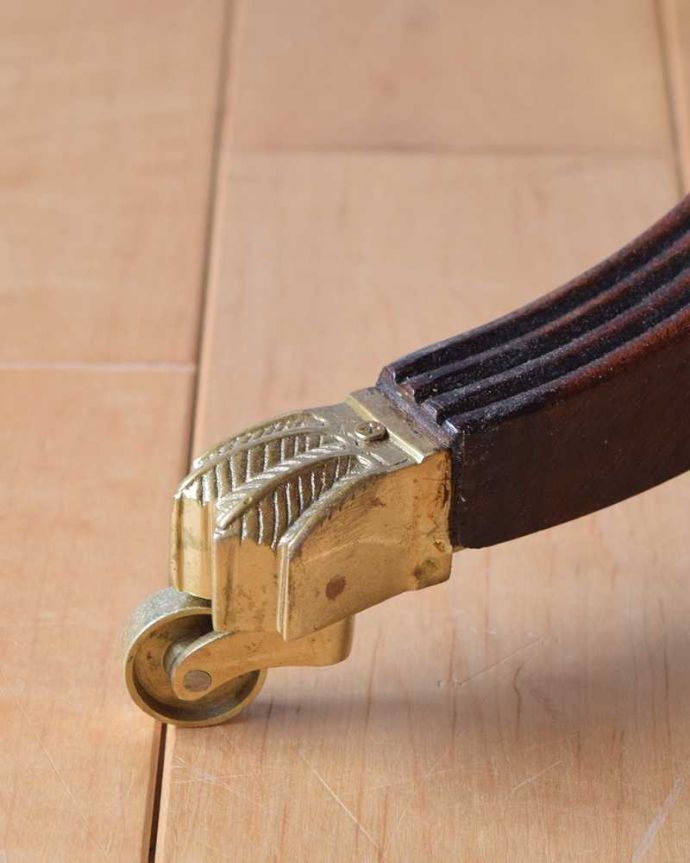 アンティークのテーブル アンティーク家具 マホガニー材の引き出し付きのドラムテーブル、英国輸入のアンティークの家具。脚先には・・・クルクル回転するキャスターが。(k-2154-f)