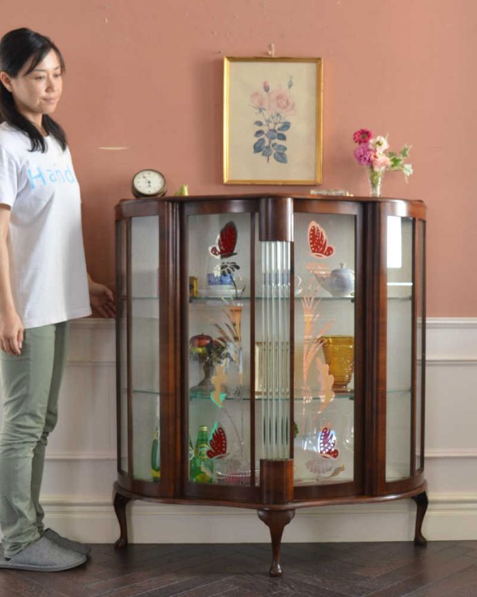 アンティークのキャビネット アンティーク家具 蝶とお花が可憐なイギリスで見つけたアンティークガラスキャビネット(引き戸タイプ)。キラキラな毎日が過ごせるガラスのキャビネットガラス面に描かれたキラキラの絵が美しいガラスのキャビネット。(k-2155-f)