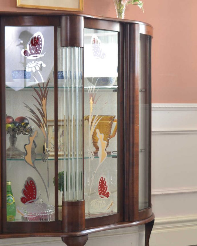 アンティークのキャビネット アンティーク家具 蝶とお花が可憐なイギリスで見つけたアンティークガラスキャビネット(引き戸タイプ)。ガラスに描かれたキラキラ輝く絵キラキラに輝く絵が描かれたガラス扉越しに中をのぞくと、中に入れたものが全部が宝物に見えてきます。(k-2155-f)