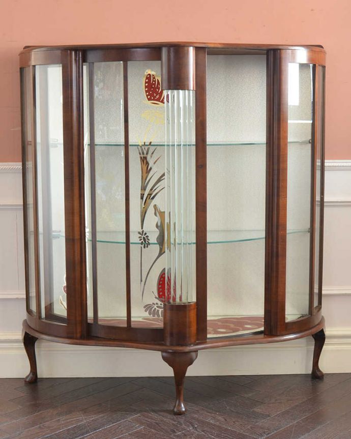 アンティークのキャビネット アンティーク家具 蝶とお花が可憐なイギリスで見つけたアンティークガラスキャビネット(引き戸タイプ)。扉を開けて中を見てみると…背板は新しい生地に張り替えました。(k-2155-f)