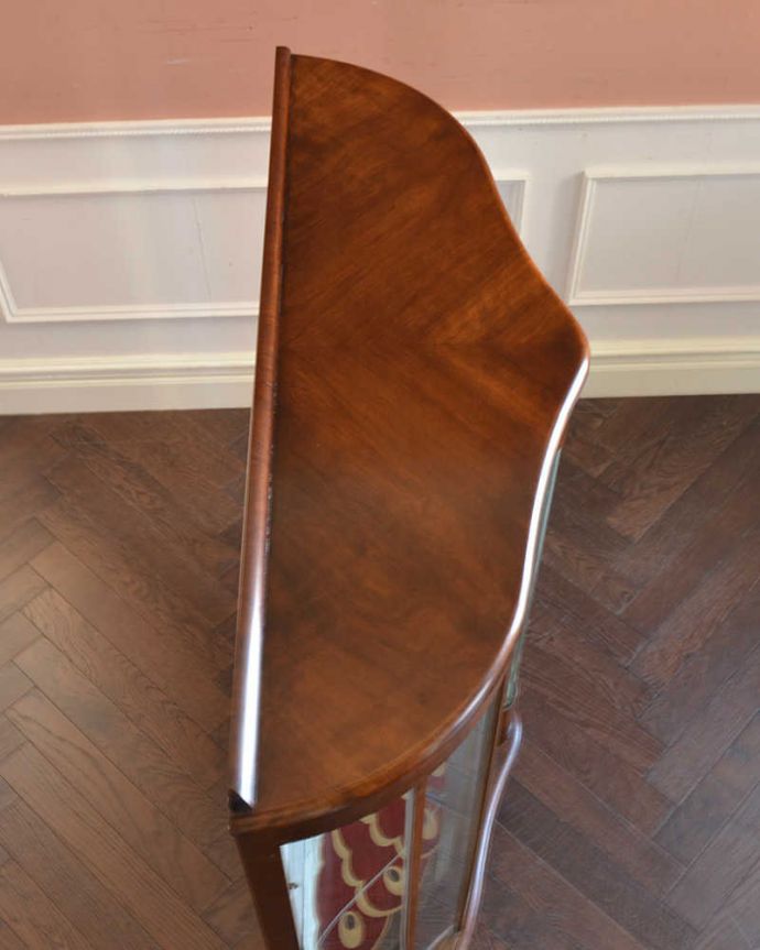 アンティークのキャビネット アンティーク家具 蝶とお花が可憐なイギリスで見つけたアンティークガラスキャビネット(引き戸タイプ)。こんな形をしたキャビネットです。(k-2155-f)