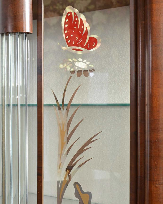 アンティークのキャビネット アンティーク家具 蝶とお花が可憐なイギリスで見つけたアンティークガラスキャビネット(引き戸タイプ)。キレイに残っていてくれましたガラスに描かれている絵は剥がれているものが多いんだけれど、この子はしっかりキレイに残っていてくれました。(k-2155-f)