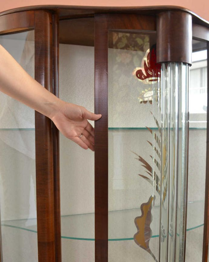 アンティークのキャビネット アンティーク家具 蝶とお花が可憐なイギリスで見つけたアンティークガラスキャビネット(引き戸タイプ)。中々出会えない引き戸タイプ引き戸式の扉になっています。(k-2155-f)