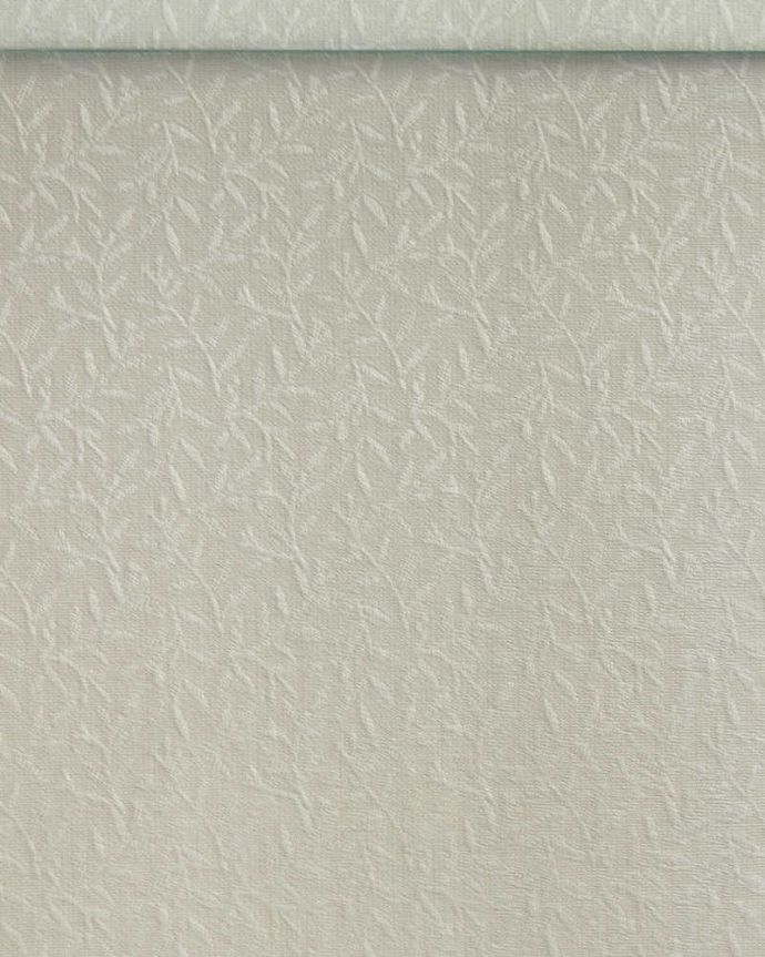 アンティークのキャビネット アンティーク家具 蝶とお花が可憐なイギリスで見つけたアンティークガラスキャビネット(引き戸タイプ)。新しく貼り替えましたキャビネットに似合う生地を選んで張り替えた背板。(k-2155-f)