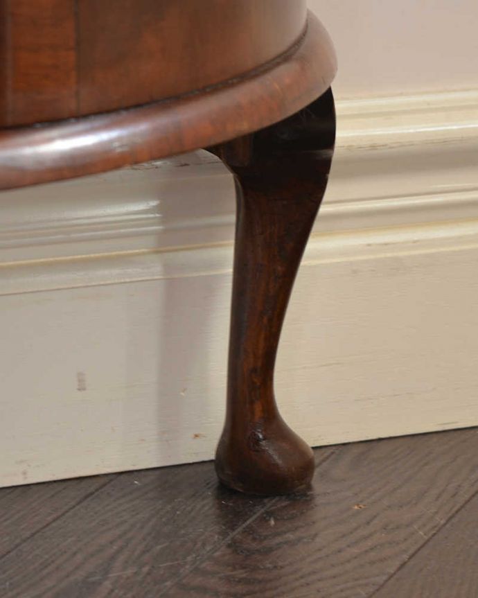 アンティークのキャビネット アンティーク家具 蝶とお花が可憐なイギリスで見つけたアンティークガラスキャビネット(引き戸タイプ)。女性1人でもラクに運べちゃうヒミツHandleのアンティークは、脚の裏にフェルトキーパーをお付けしているので、床を滑らせれば女性でも移動がカンタンに出来ます!。(k-2155-f)